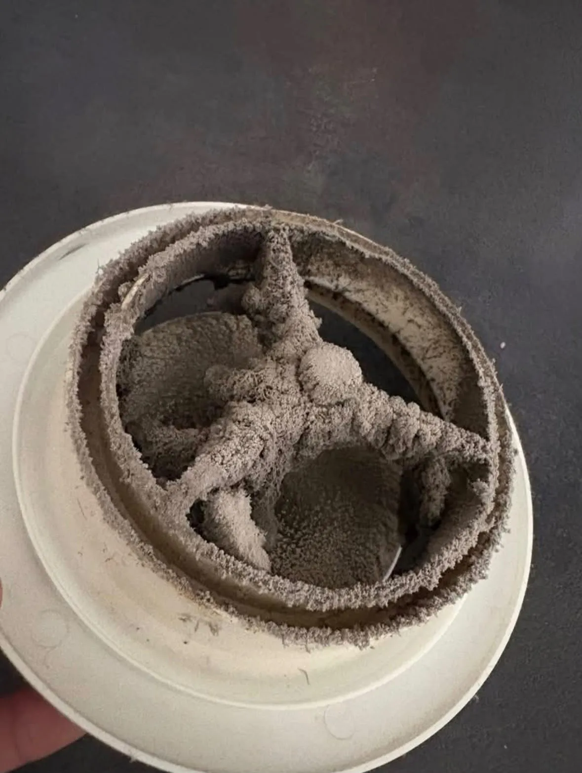 Bouche de ventilation encrassée — avant entretien