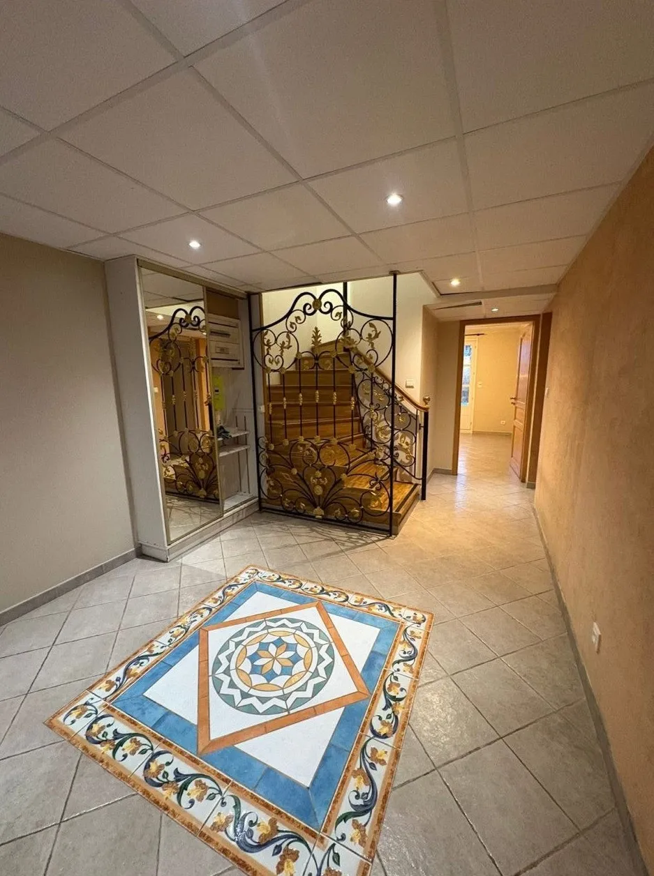 Hall d’entrée et cage d’escalier entretenus