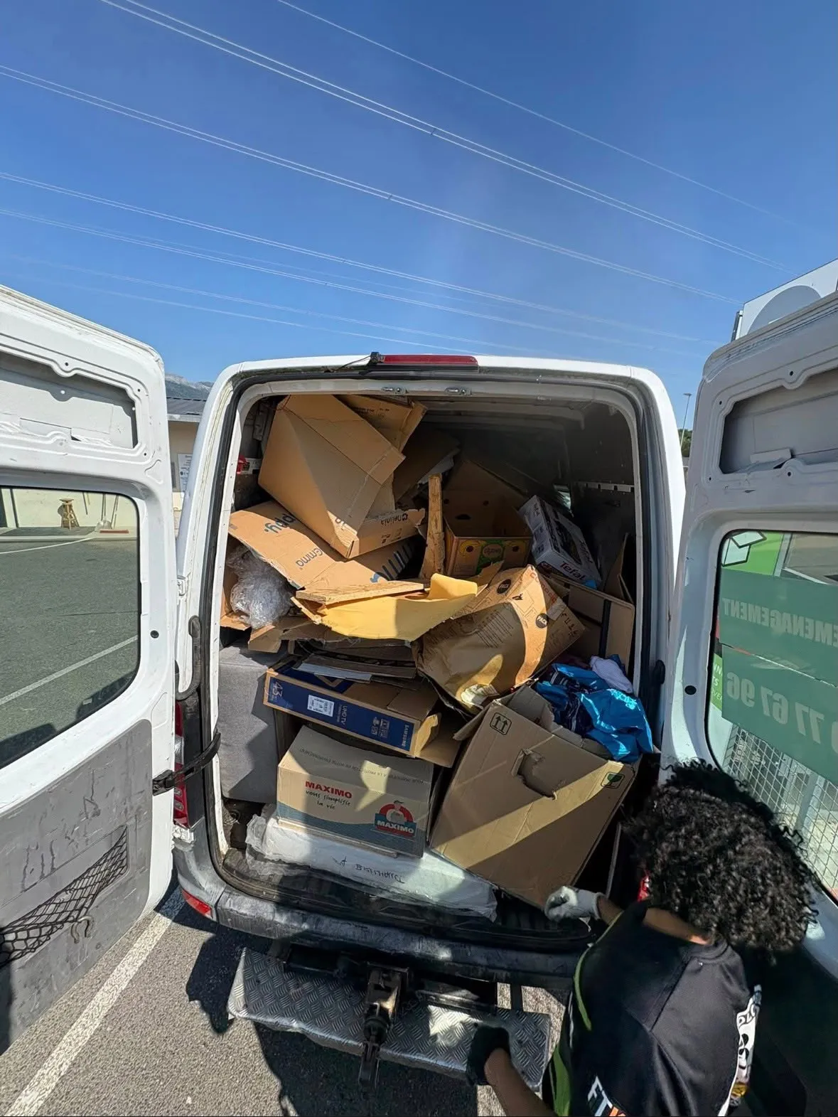 Chargement des cartons et encombrants dans le camion