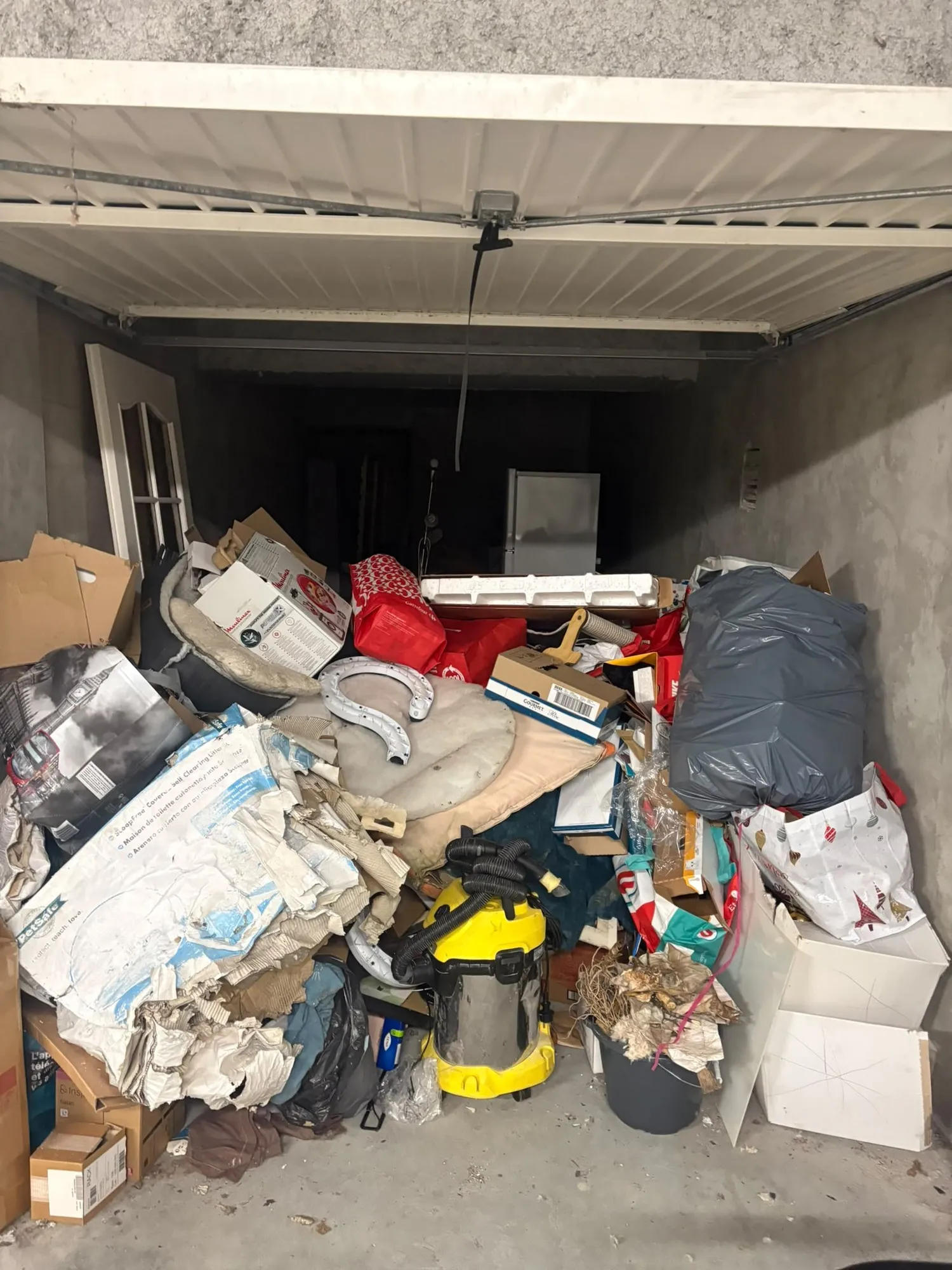 Garage encombré avant débarras