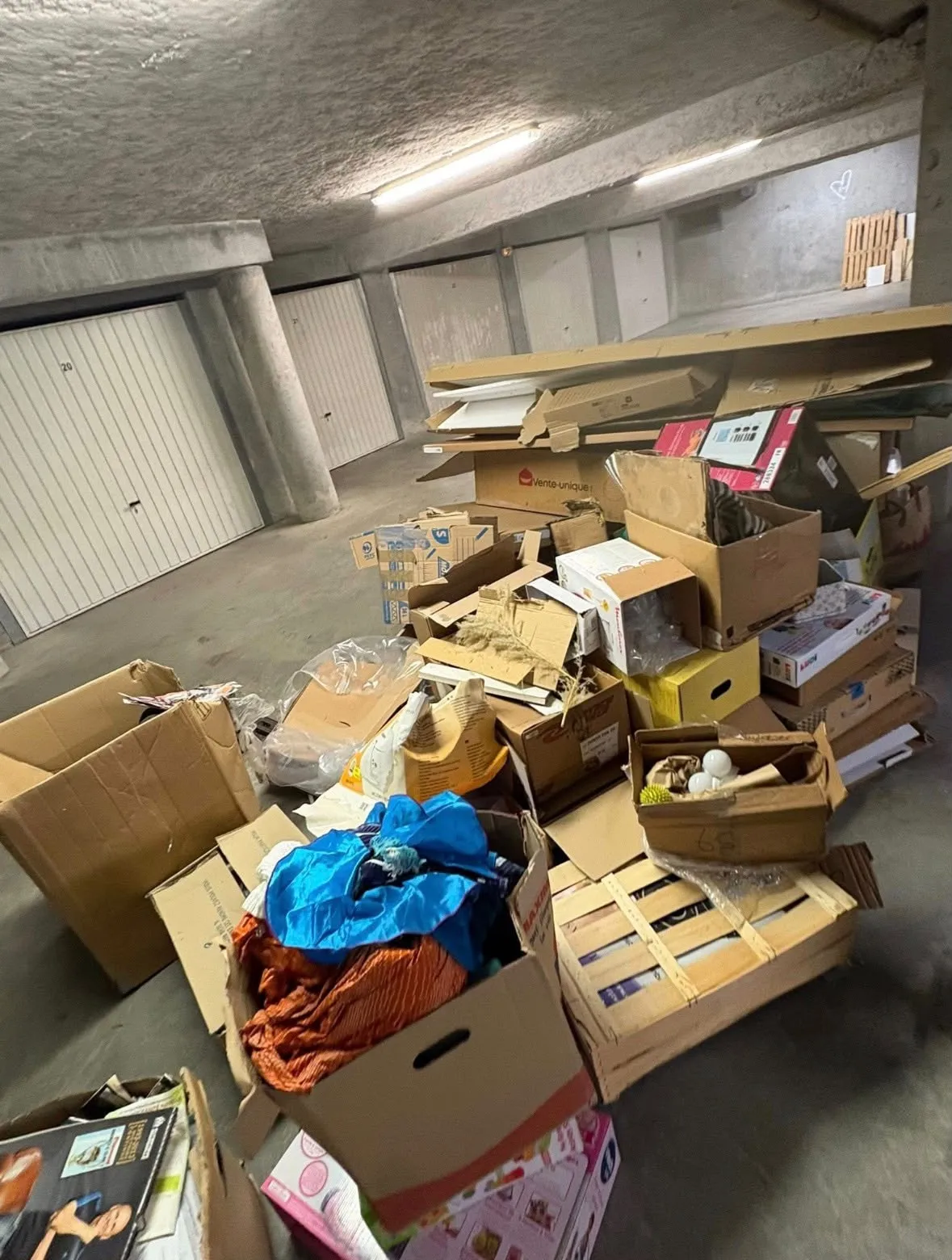 Débarras d’un parking souterrain — cartons et objets à évacuer