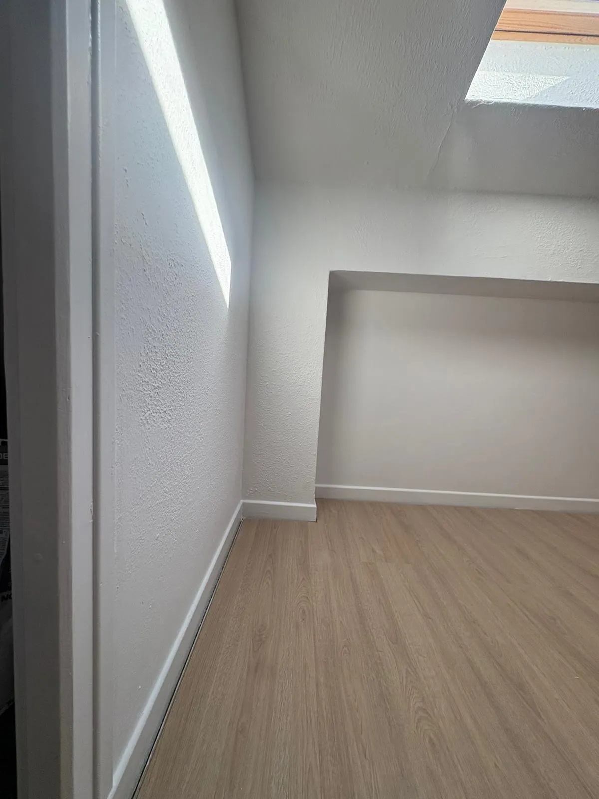 Combles repeints en blanc, parquet posé