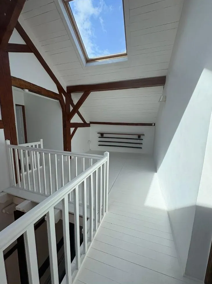 Mezzanine et garde-corps repeints en blanc