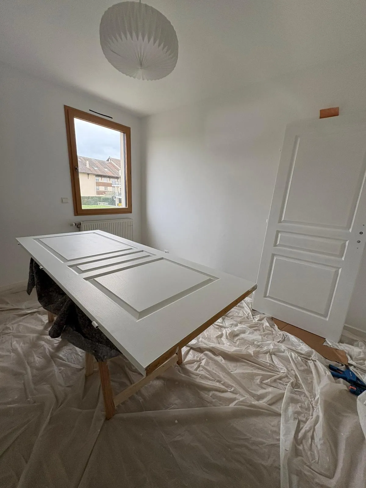 Peinture de portes sur tréteaux, sols protégés