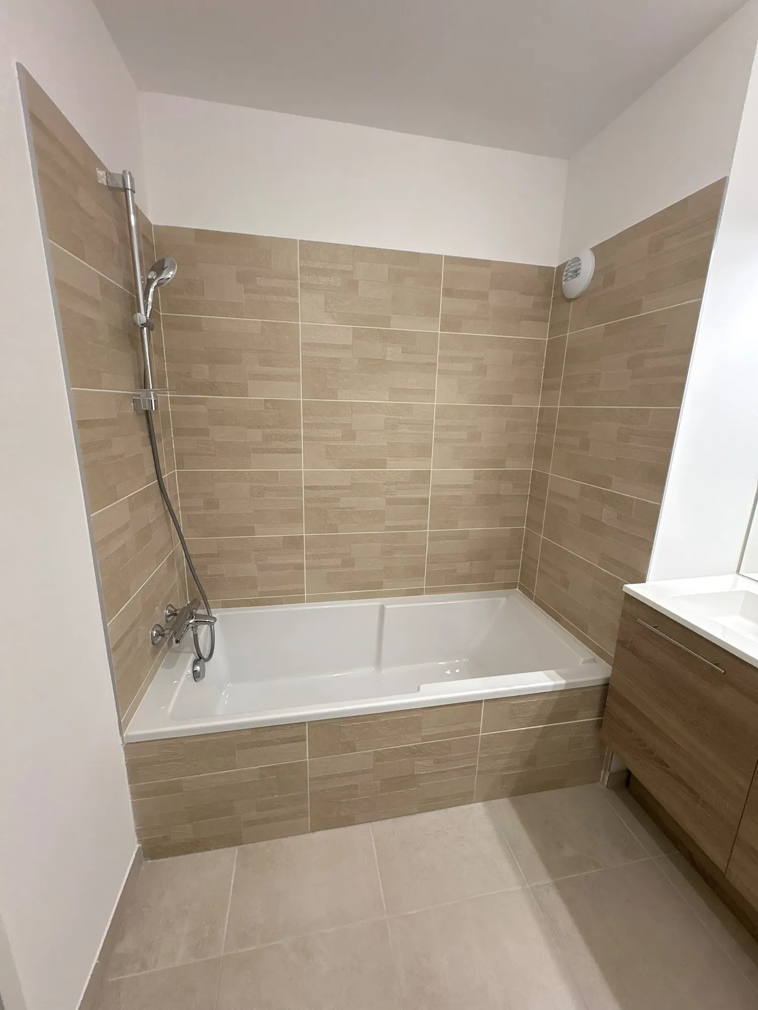 Baignoire et faïence posées, robinetterie raccordée