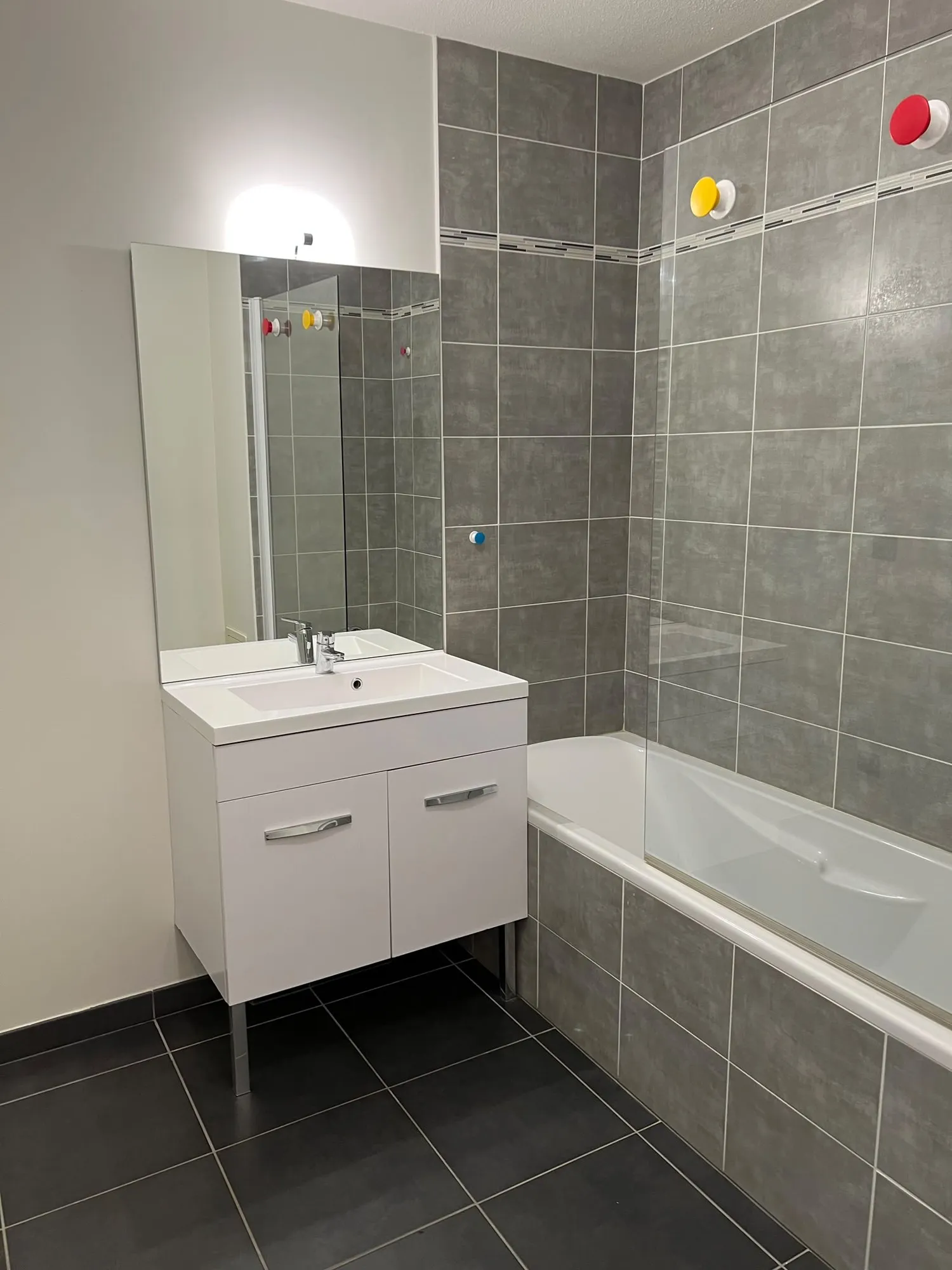 Salle de bain rénovée — meuble vasque et baignoire