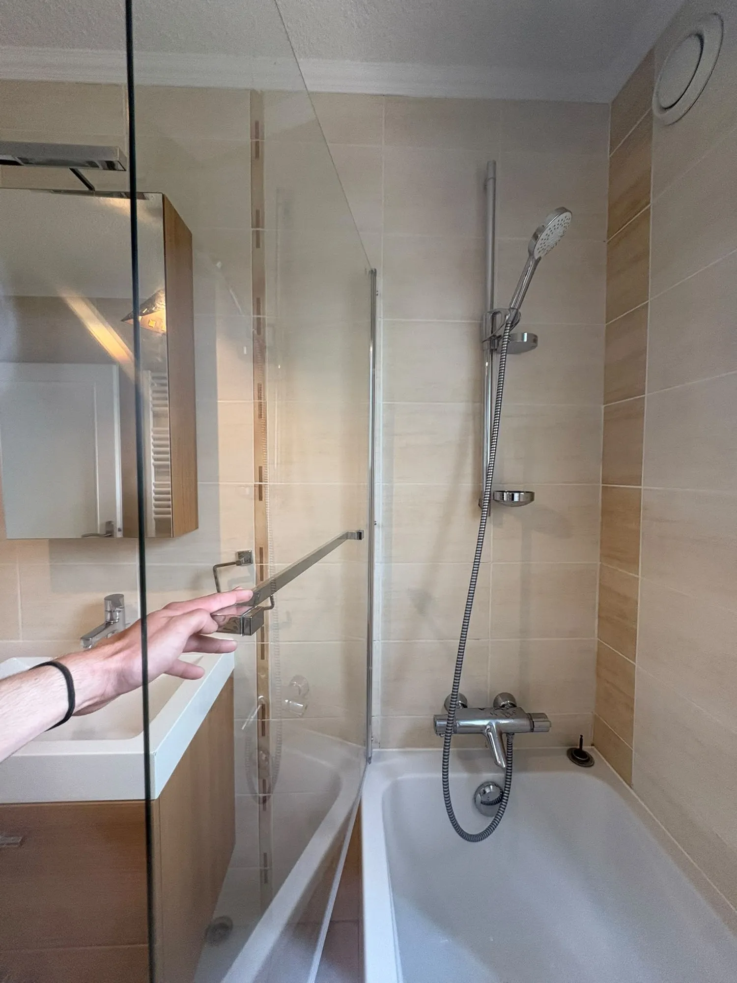 Pose d’un pare-baignoire et d’une colonne de douche