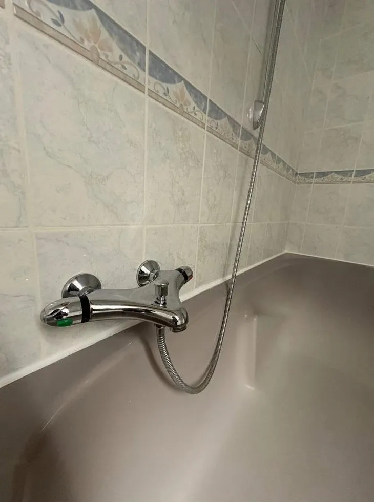 Baignoire avec mitigeur remplacé
