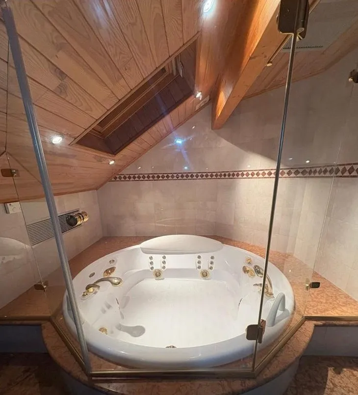 Baignoire balnéo sous plafond bois