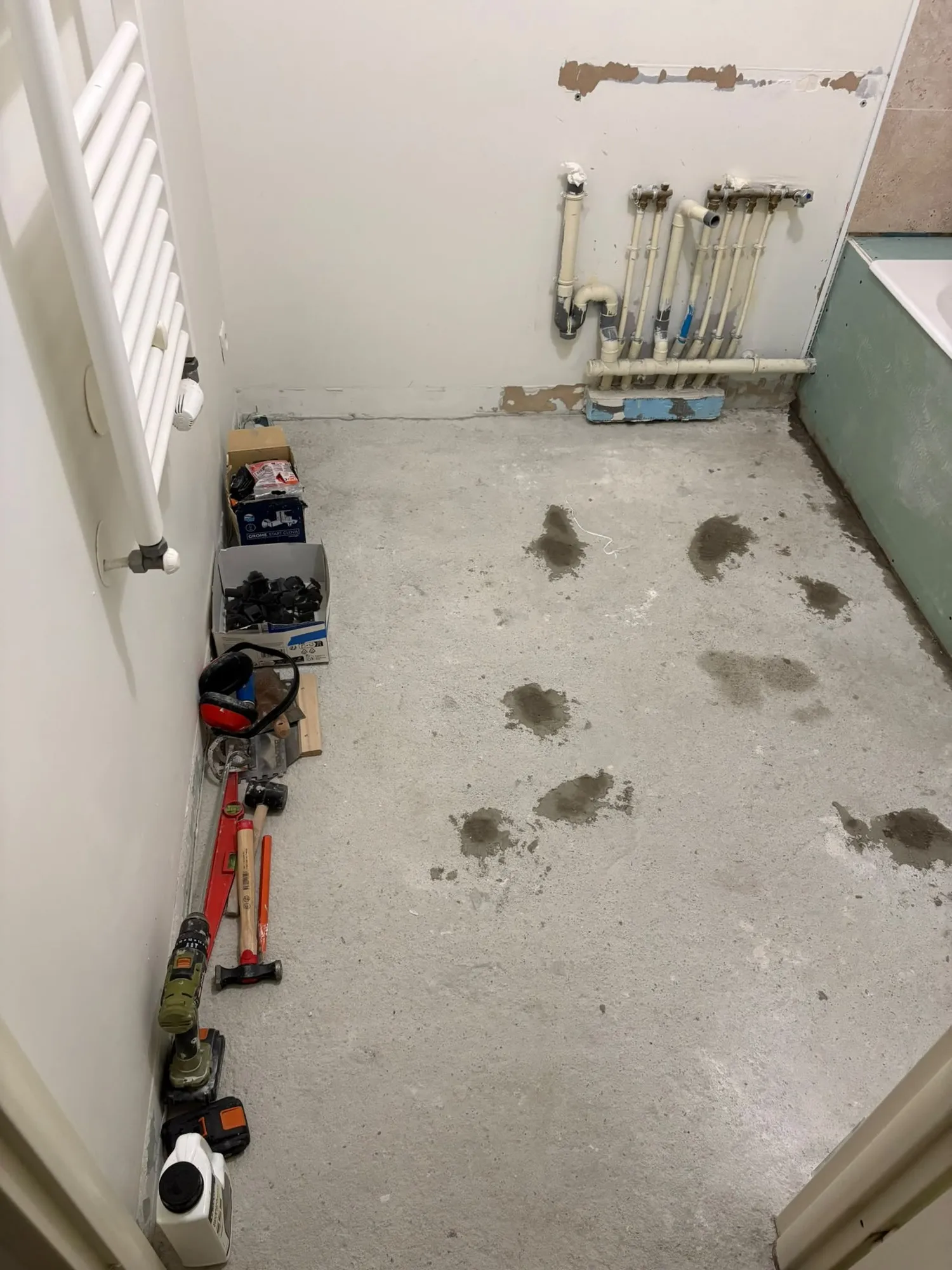 Salle de bain en cours de rénovation — reprise des réseaux