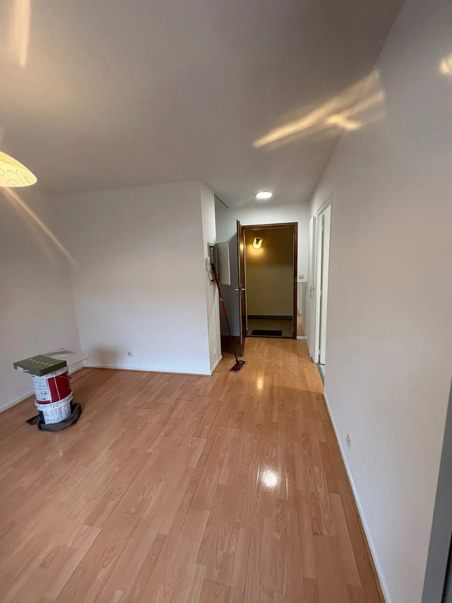 Couloir rénové — parquet et peinture
