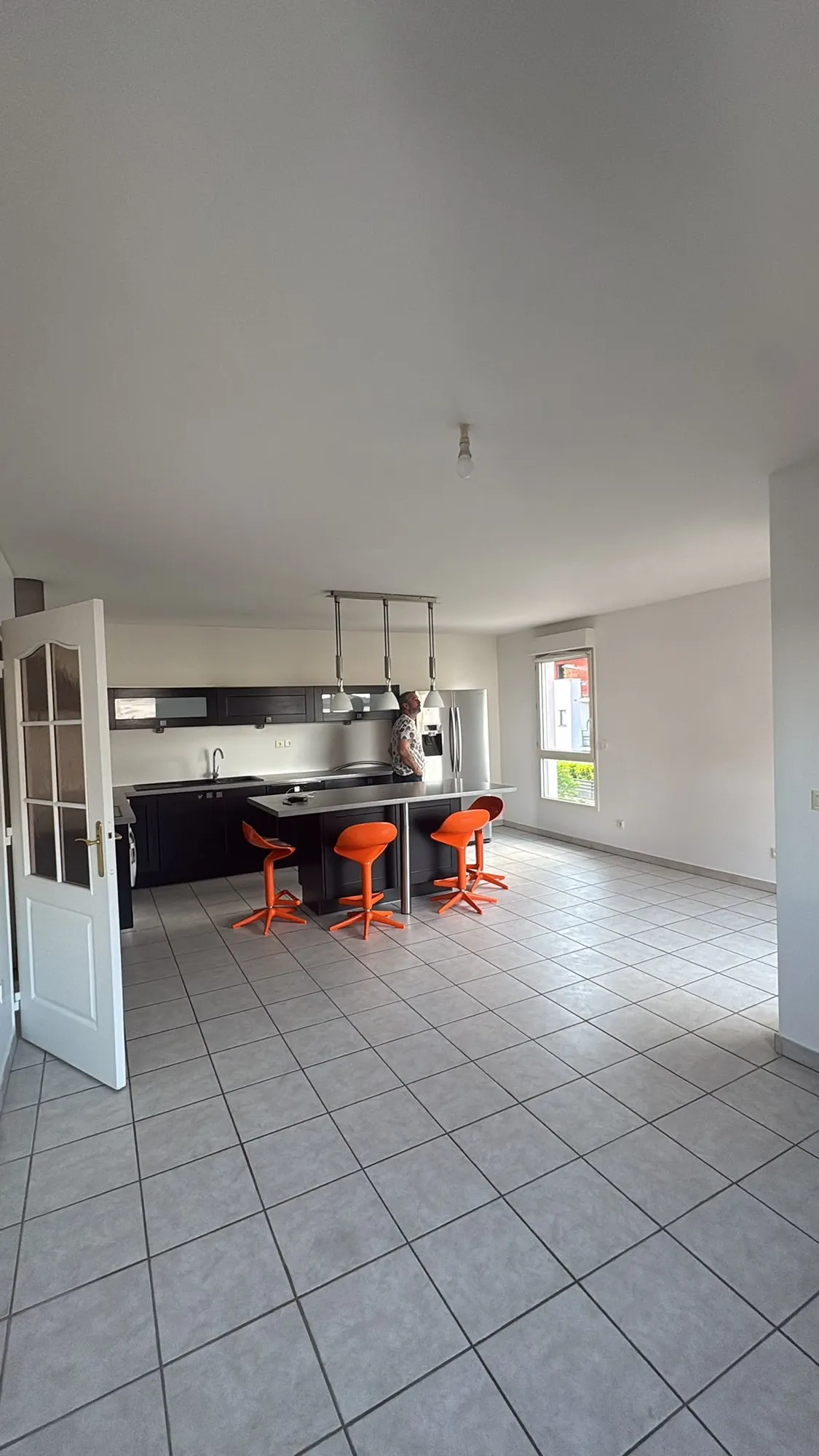 Séjour avec cuisine ouverte après rénovation