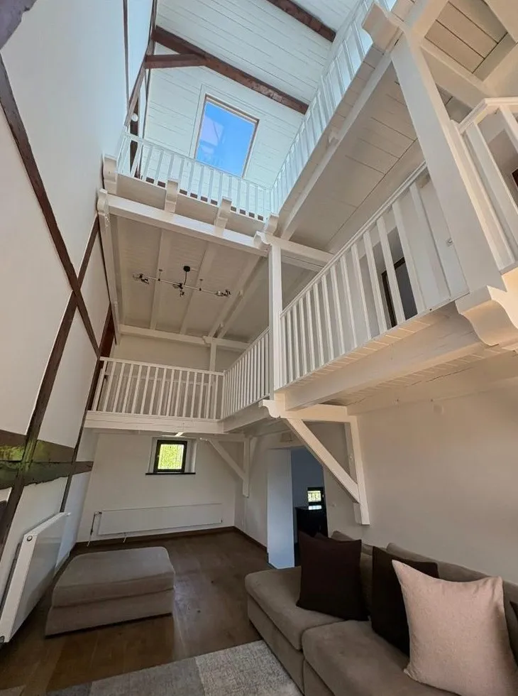 Séjour avec mezzanine rénové