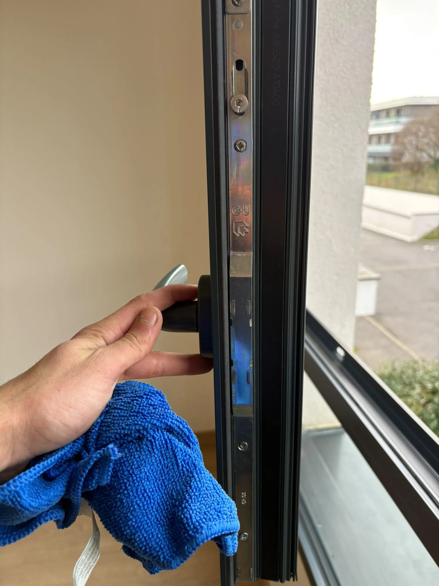 Nettoyage des encadrements de fenêtre à la microfibre