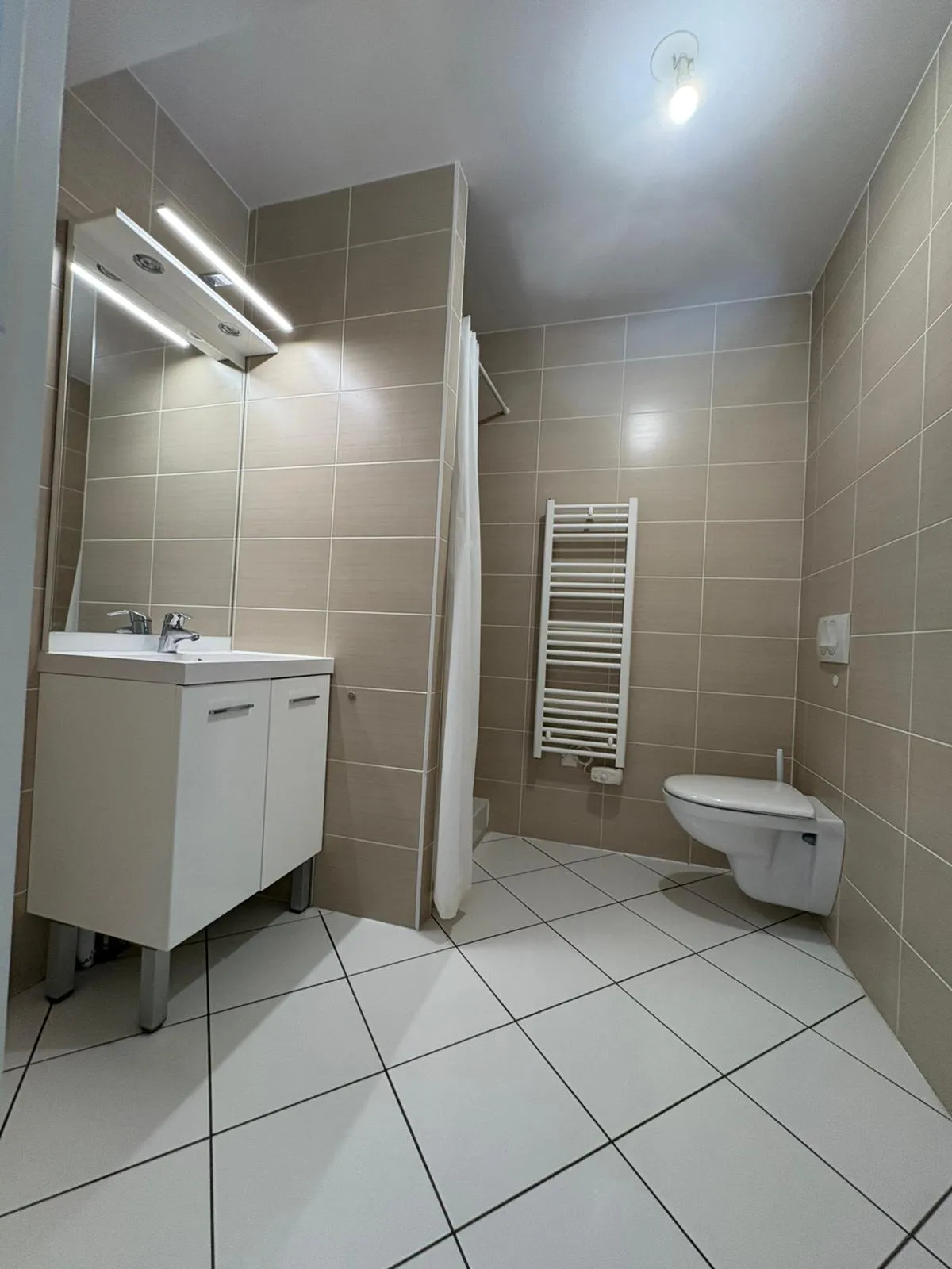 Salle de bain rénovée — plomberie et sanitaires